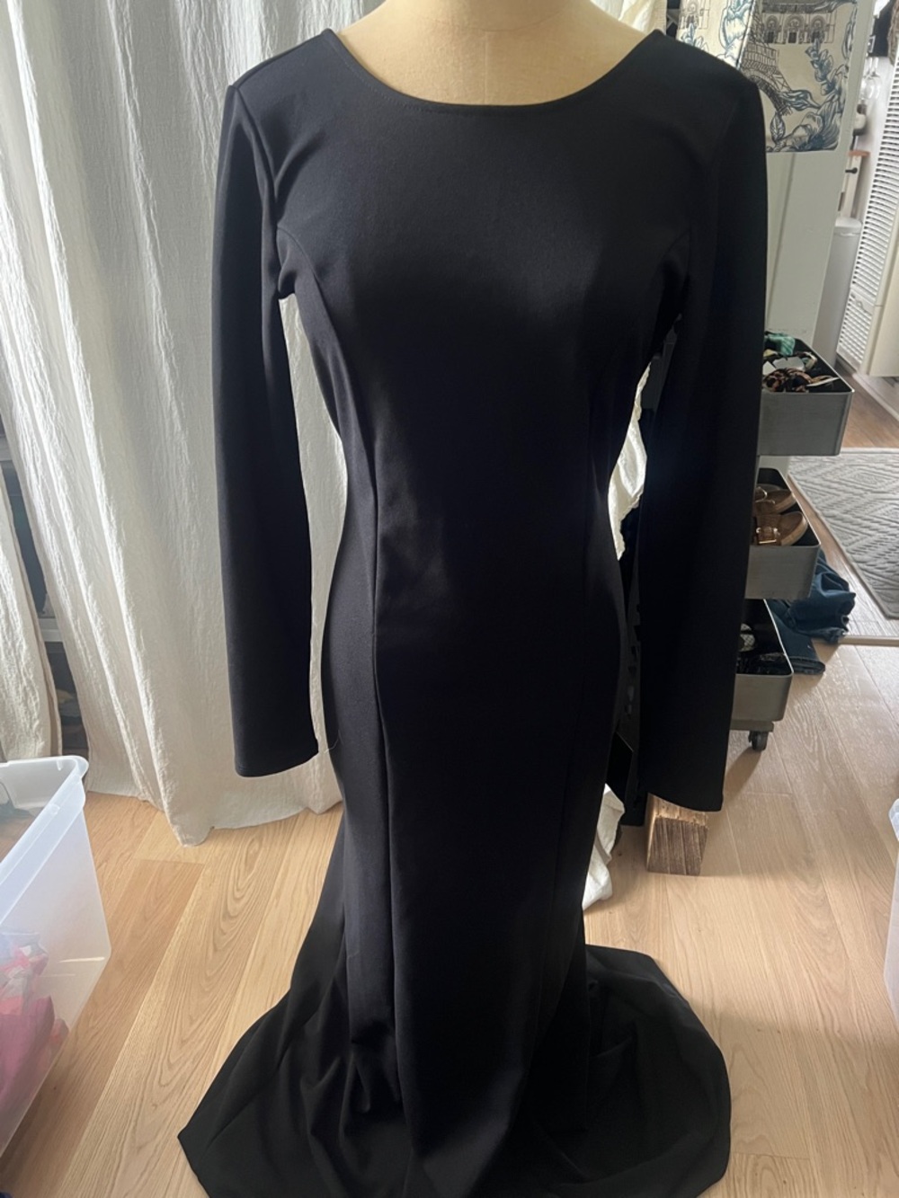 Elegant Black Long-Sleeve Evening Dress